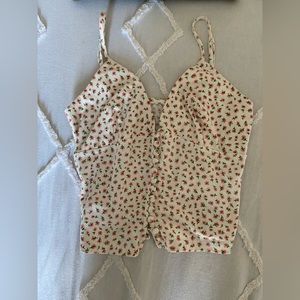 white flower top with buttons💞